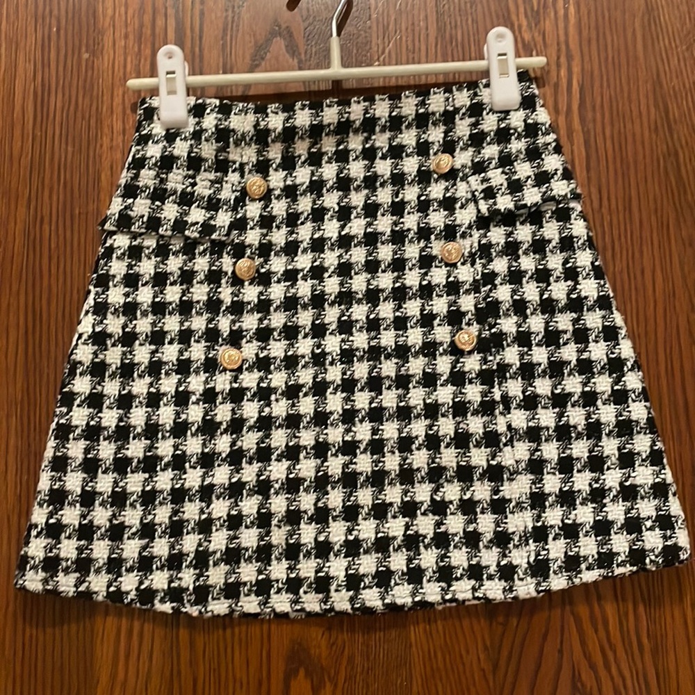 Francesca’s houndstooth tweed skirt
